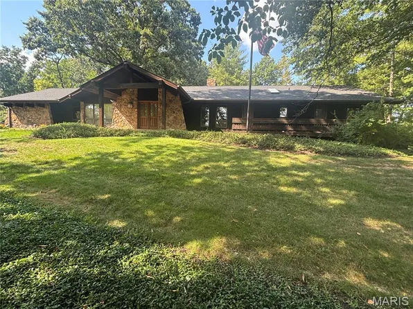 7 Villa Coublay Dr, Saint Louis, MO 63131
