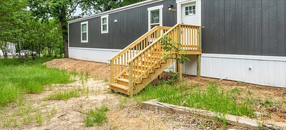 2nd image of 121 Neches Dr