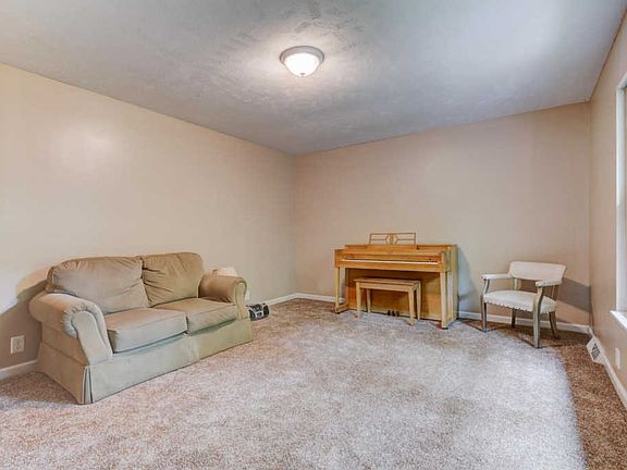 4th image of 323 Seymour Hgts Dr