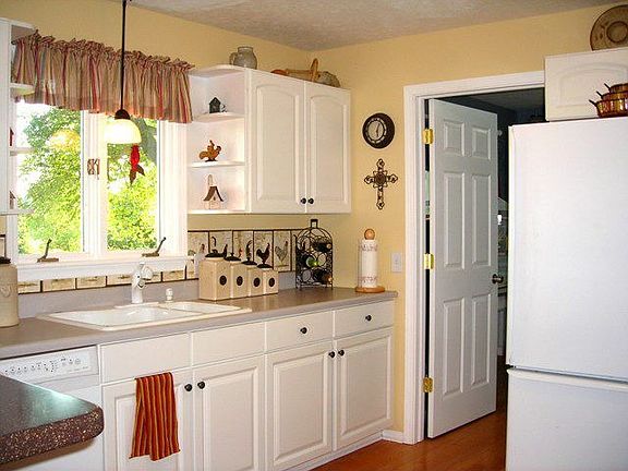 Updated Kitchen w/Hrdw Floors