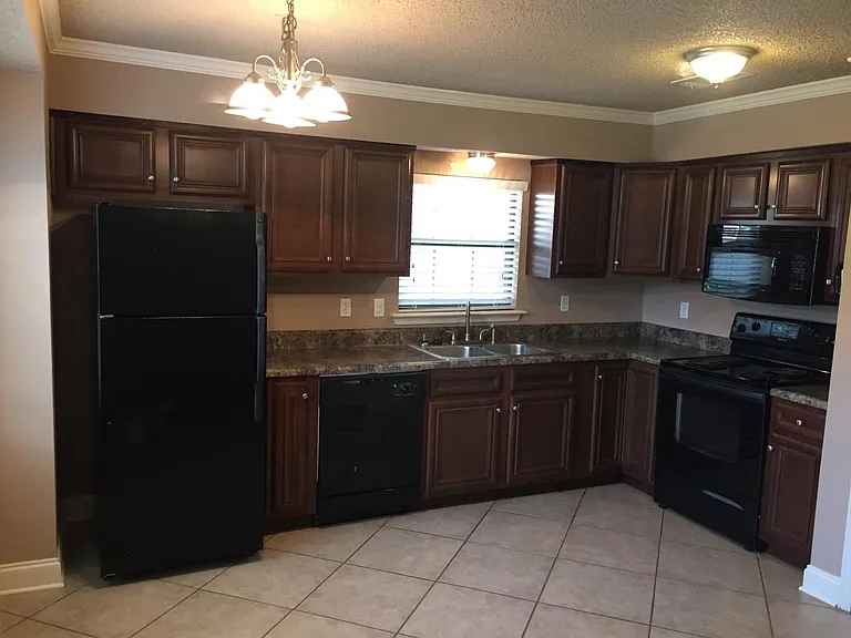 802 Huntwyck Cir — Photo 4