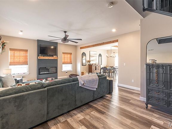 2nd image of 101 Greentree Rd