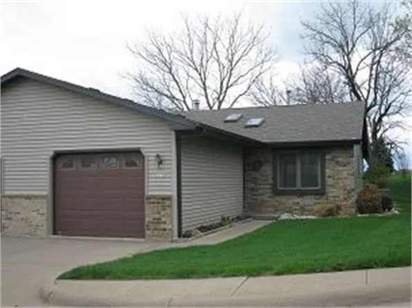 3067 Deerwood Cir, Dubuque, IA 52003