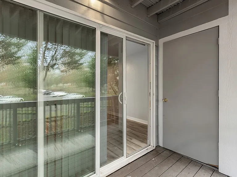 2550 N Vassault St — Photo 48