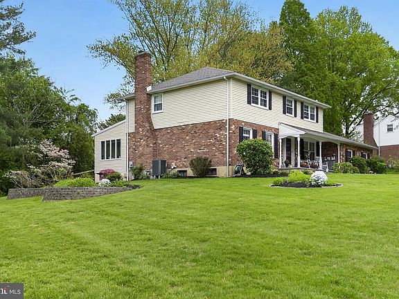 3rd image of 721 Ciderbrook Rd