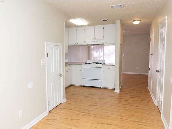 3rd image of 590 Hill Ln APT 6