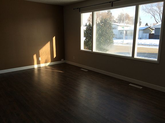9440 - 57 Street Living_01172017