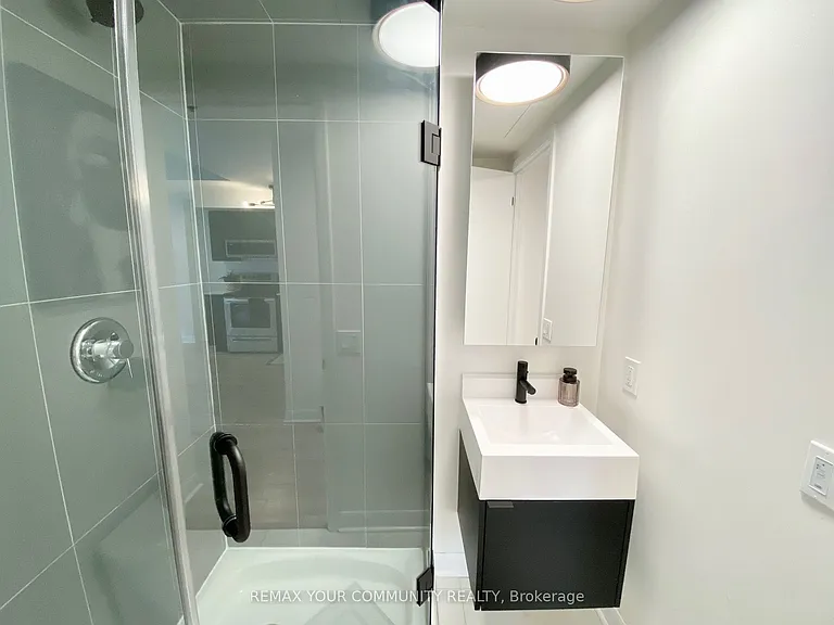 375 King St W #402 — Photo 9