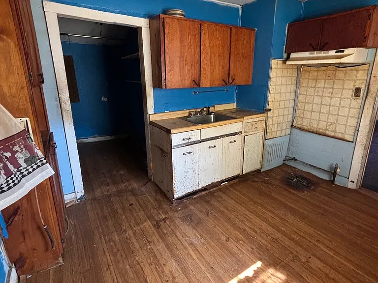 505 Sicily St — Photo 4