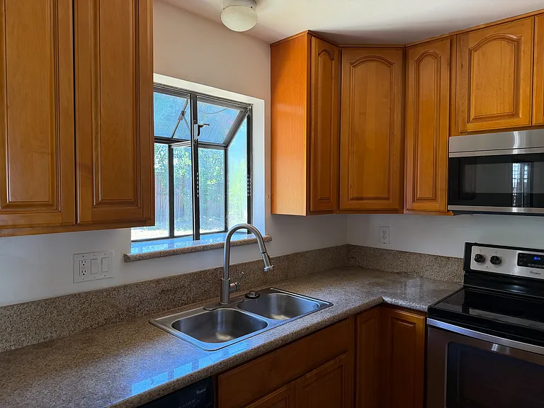 2338 La Loma Dr — Photo 5