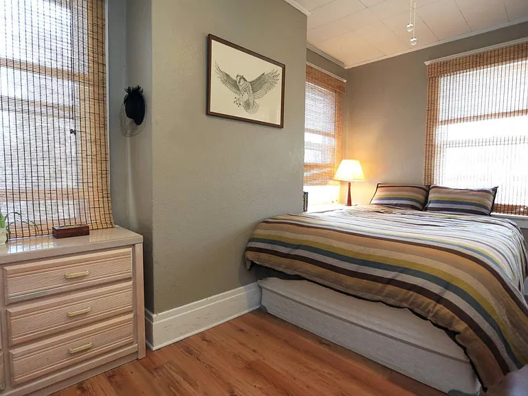 Bright Bedroom (photo from previous tenant)