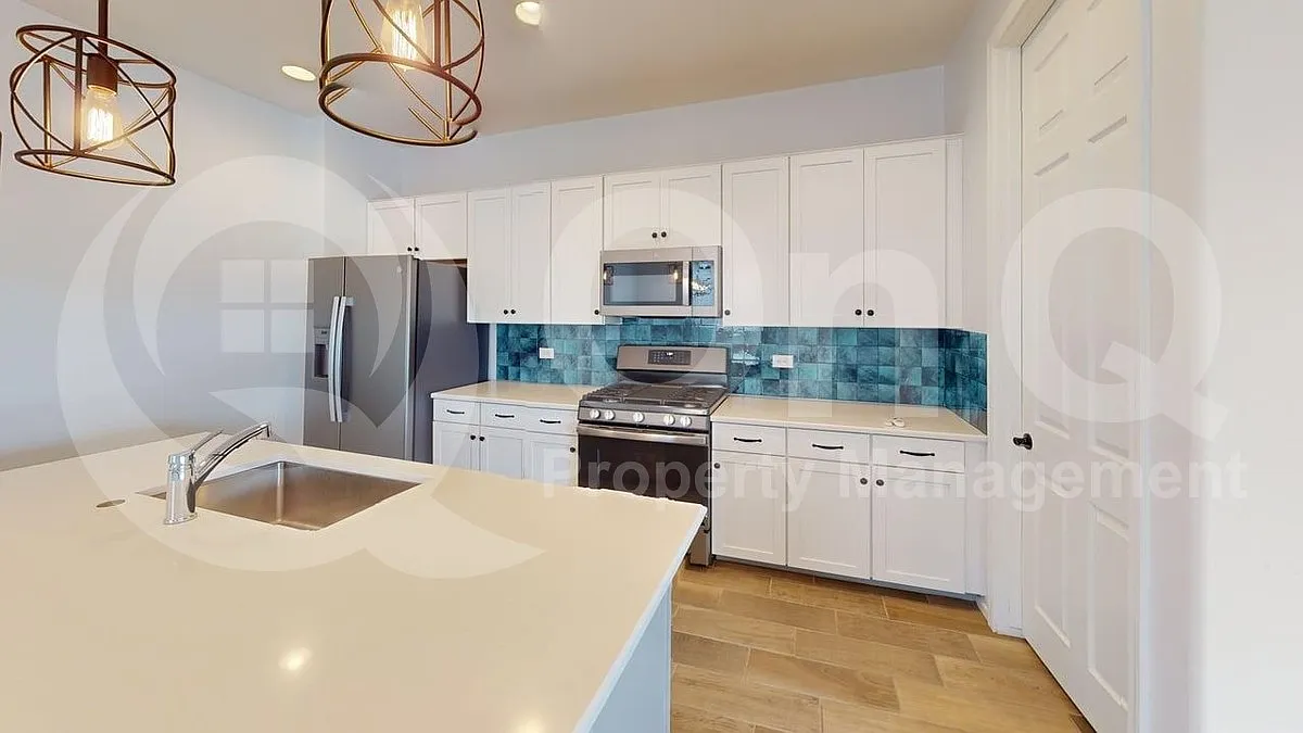 4 bed, 3.0 bath, 1878 sqft, $2,199 — Photo 4