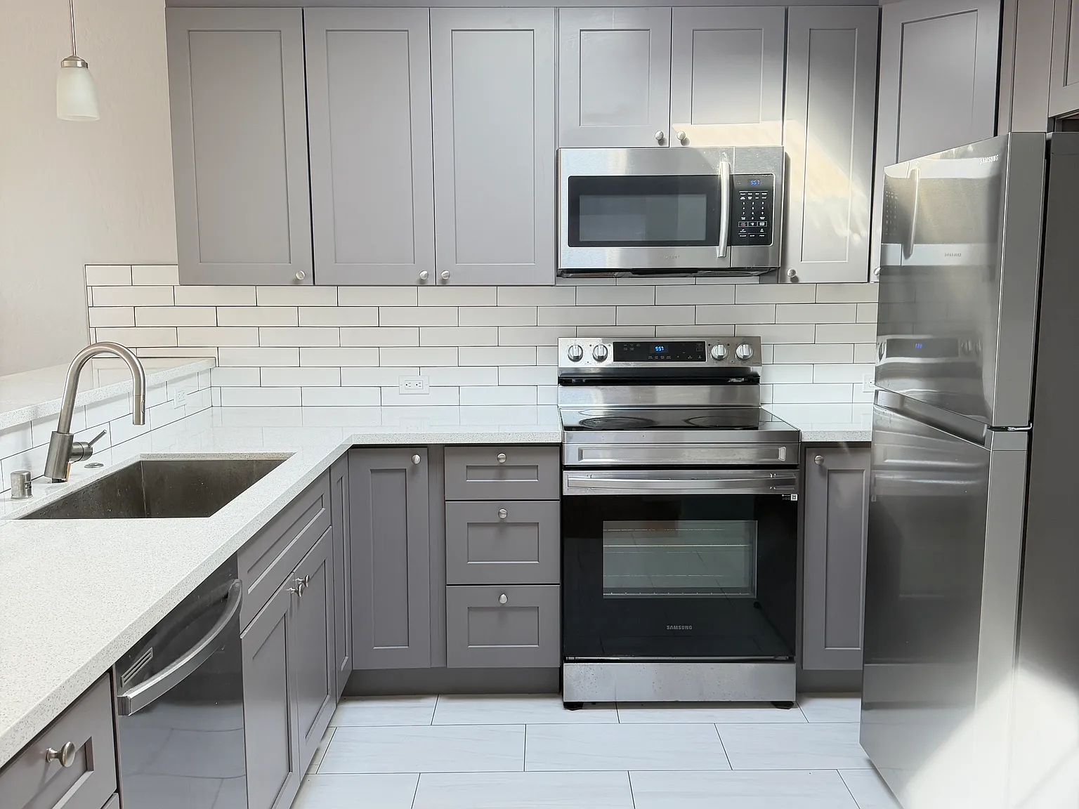 1 bed, 720 sqft, $3,720 — Photo 2
