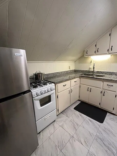 1093 Austin Ave NE — Photo 4