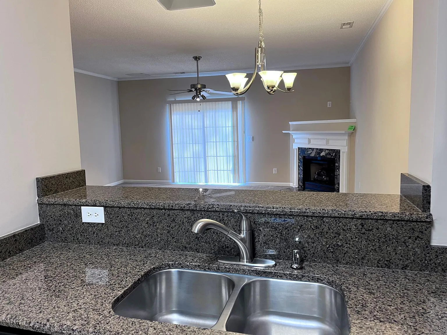3 bed, 2.5 bath, 1362 sqft, $1,650 — Photo 4