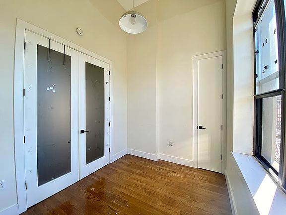 4th image of 565 Evergreen Ave #1A