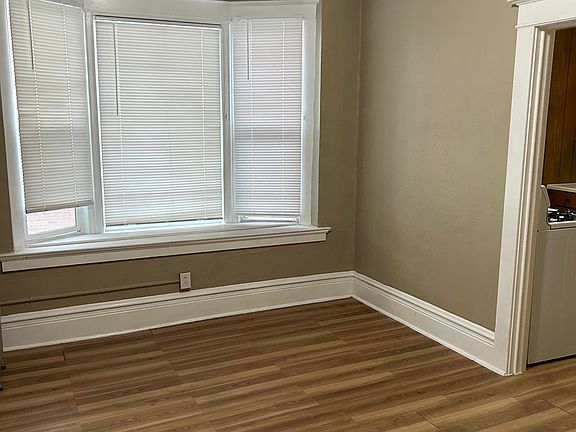 4th image of 251 E Broadway St