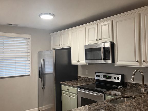 3rd image of 1336 Green Oaks Ln APT J
