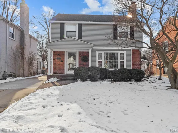 1741 Allard Ave, Grosse Pointe Woods, MI 48236