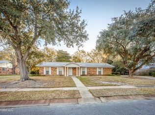 1512 Woodhaven St, Pascagoula, MS 39581