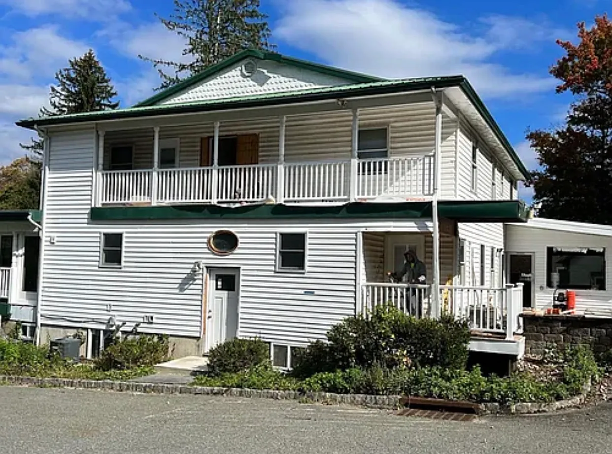 5 bed, 4000 sqft, $3,400 — Photo 1
