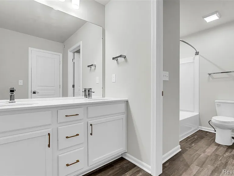 313 Strawberry Dr — Photo 17