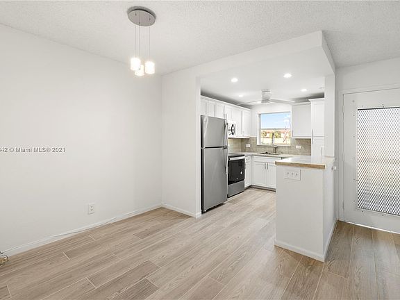 5th image of 808 SE 7th St APT 203