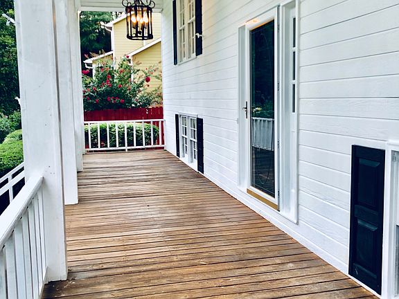 3rd image of 404 Creek Run Dr