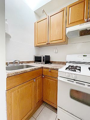 5th image of 4 Washington Ter APT 3