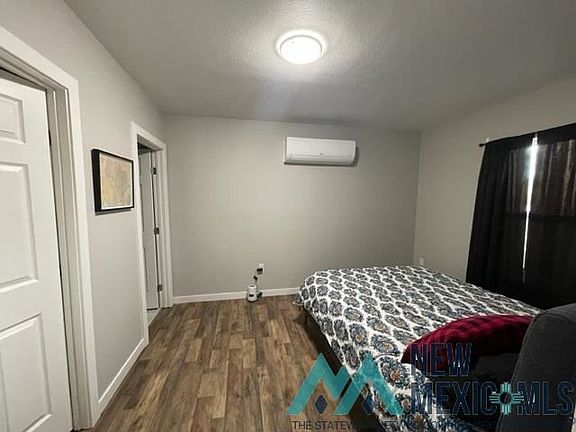 3rd image of 1001 W Centre Ct