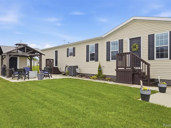 11197 Dogwood Ct, South Lyon, MI 48178