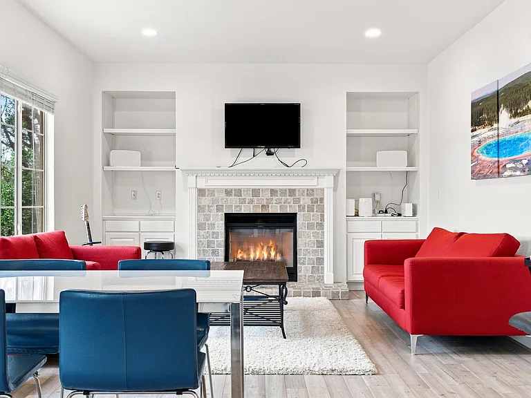 2445 Clayton Cir — Photo 19