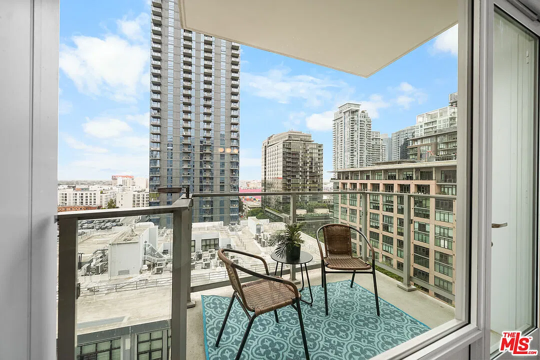 2 bed, 2.0 bath, 1150 sqft, $4,100 — Photo 1