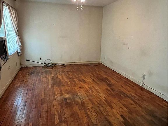 2nd image of 1721 Montgomery St