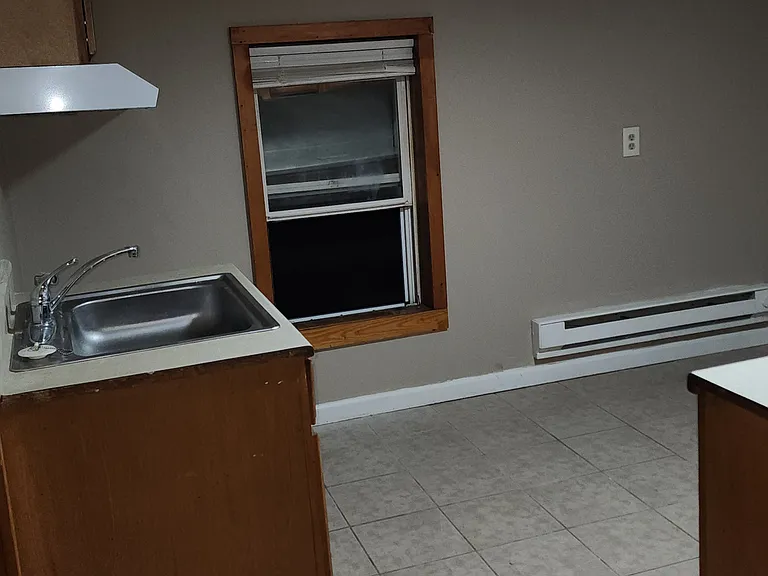 Roomy kitchen with ceramic flooring (easy to clean)