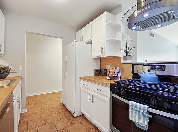 2nd image of 840 Wellington Ave Unit 112