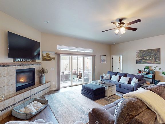 3rd image of 952 Echo Canyon St