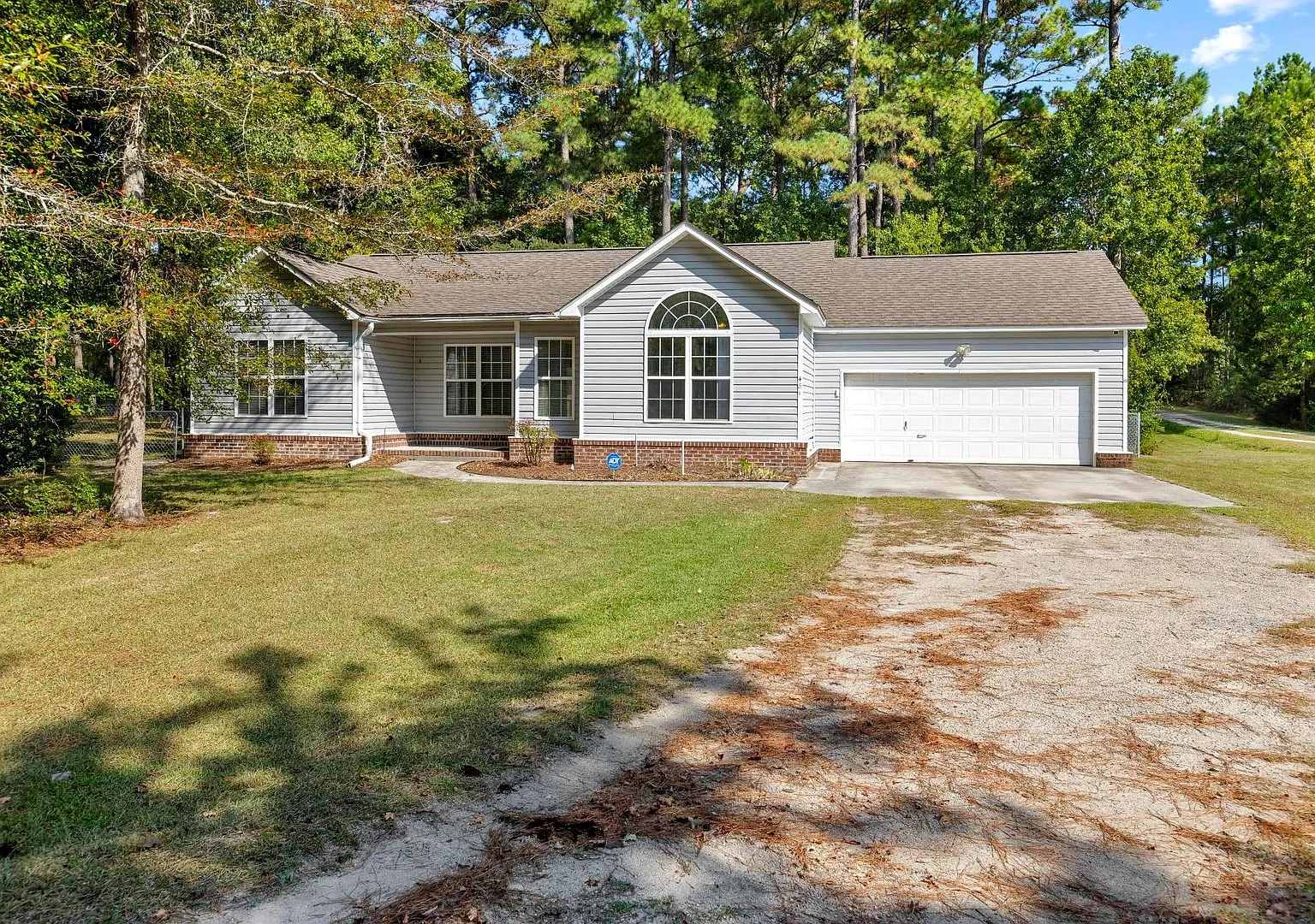Spacious 3-Bedroom Rental with Fenced Yard, Deck & Garage in Hubert Pets Welcome! — Photo 1