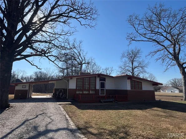 905 Dean St, Wilsonville, IL 62093