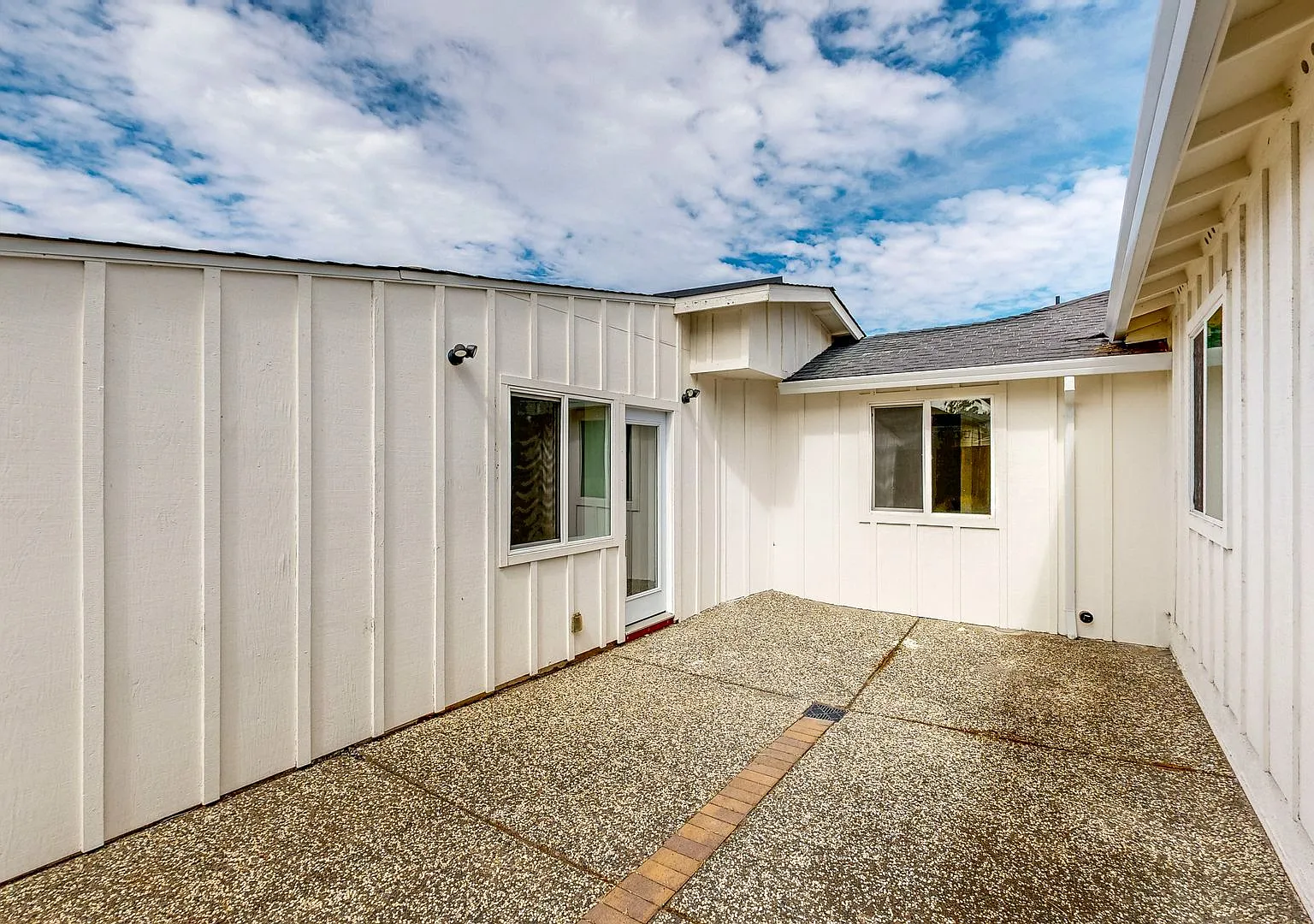 2113 Dennis — Photo 4