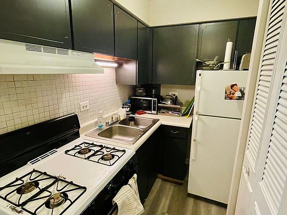 3rd image of 3162 N Cambridge Ave #3160-202