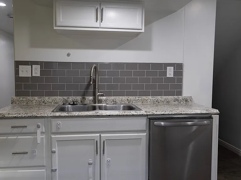 1066 E Searle Ln — Photo 6
