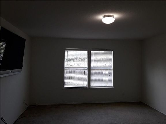 5th image of 905 Newberry Trl