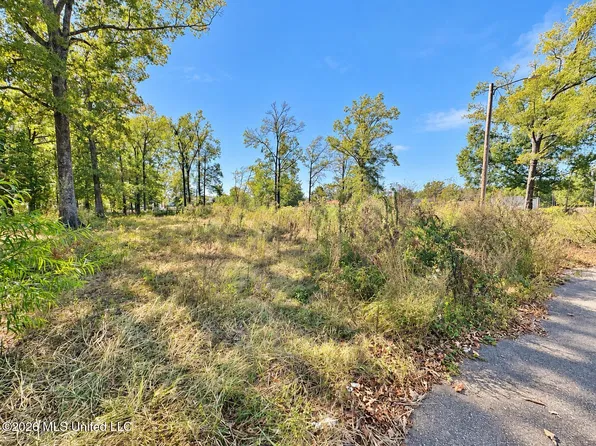 Nash Dr, Grenada, MS 38901
