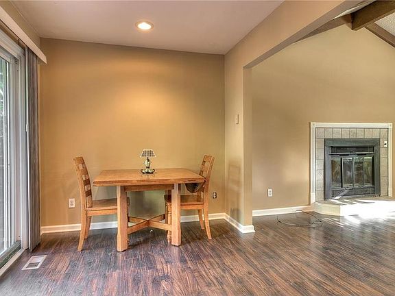 Nice eat-in dining area.