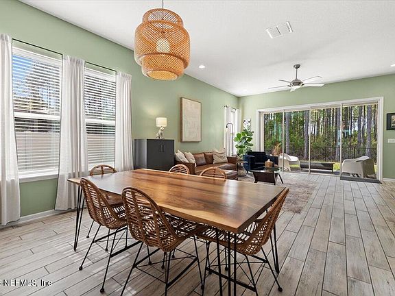 3rd image of 27 CLOVERBROOK Road