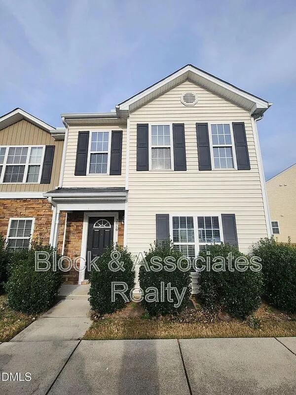 3 bed, 2.5 bath, $1,800 — Photo 1