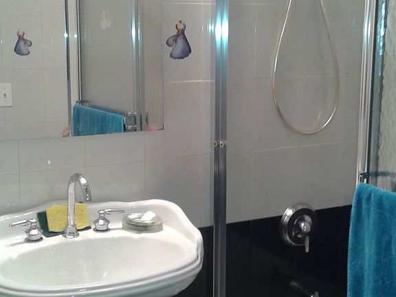 4th image of 2372 Burnett St #1A