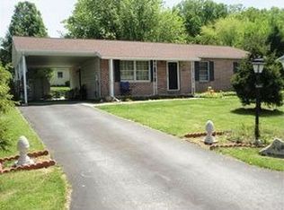 17 Cardinal Dr, Hanover, PA 17331