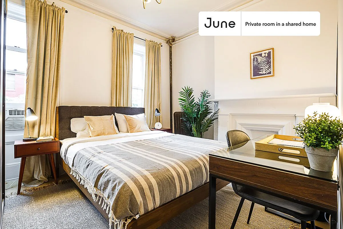 Queen bedroom in 5 bed/1 bath home in Hell's Kitchen #183 D — Photo 1